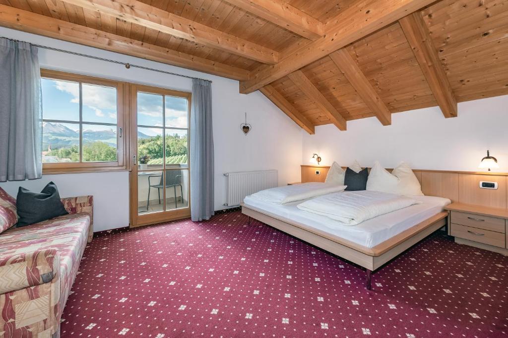 Postel nebo postele na pokoji v ubytování Trinnerhof- Hof Chalets und Obsthof