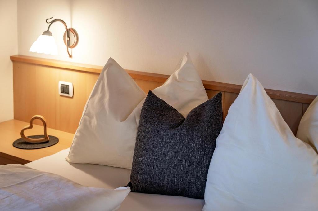 Postel nebo postele na pokoji v ubytování Trinnerhof- Hof Chalets und Obsthof