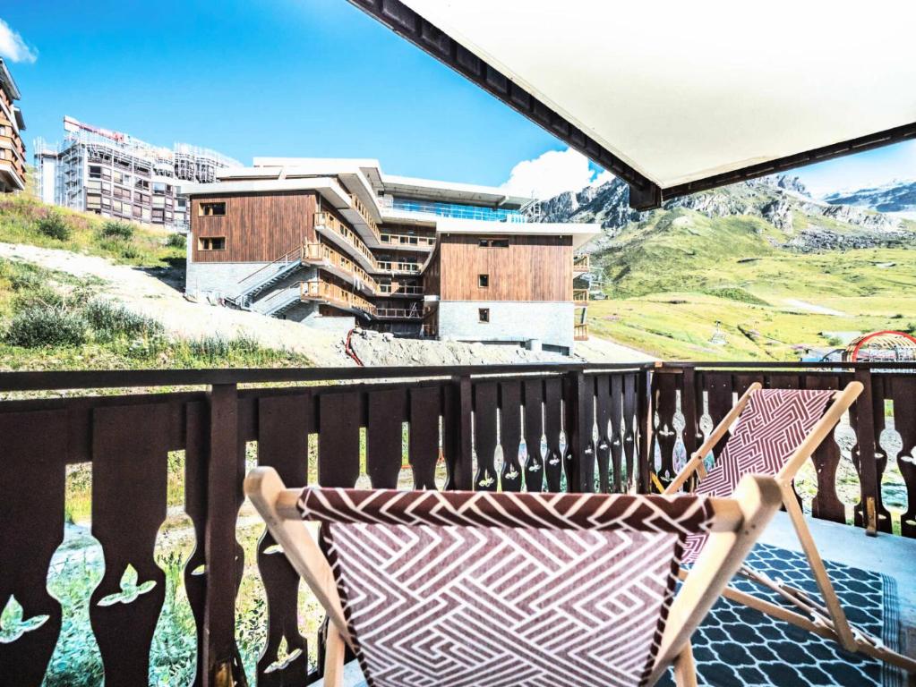 hamak na balkonie z widokiem na góry w obiekcie Résidence Rond Point Des Pistes B - Appartement rénové·Départ et retour ski aux pieds· MAE-2414 w mieście Tignes
