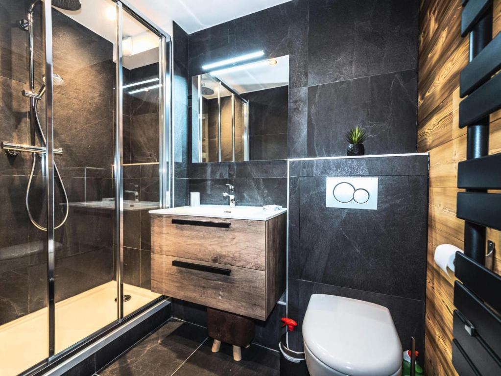 łazienka z prysznicem, toaletą i umywalką w obiekcie Résidence Rond Point Des Pistes B - Appartement rénové·Départ et retour ski aux pieds· MAE-2414 w mieście Tignes