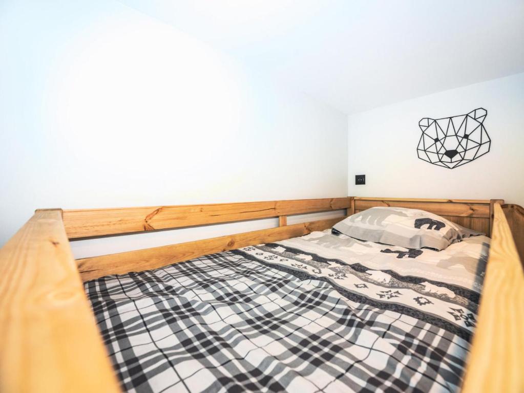 Łóżko lub łóżka w pokoju w obiekcie Résidence Rond Point Des Pistes B - Appartement rénové·Départ et retour ski aux pieds· MAE-2414