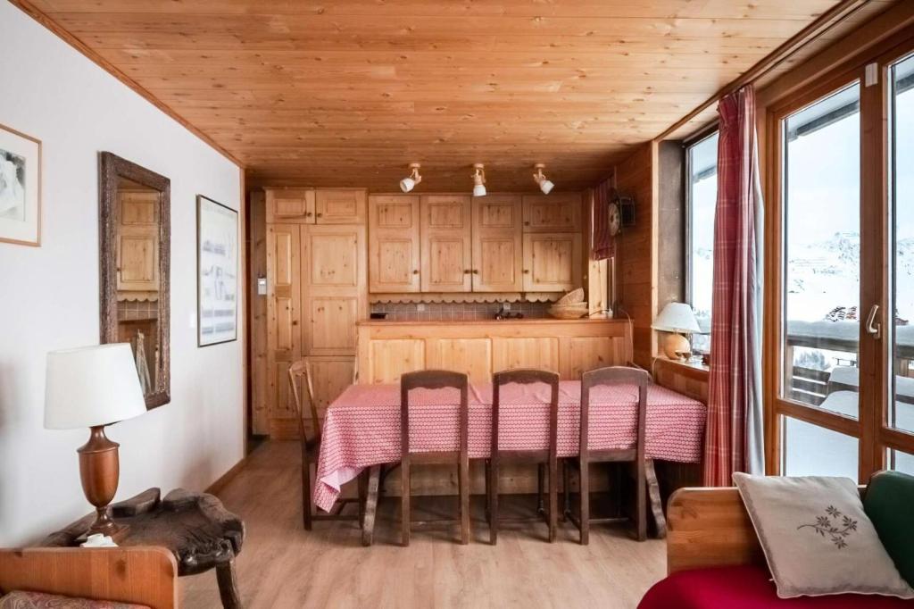 une cuisine avec une table et des chaises dans une pièce dans l'établissement Résidence Aime 2000 - 4 Pièces 8/10 pers - AIME 200 - PLAGNE AIME 2000, skis aux pieds MAE-1524, à La Plagne Tarentaise