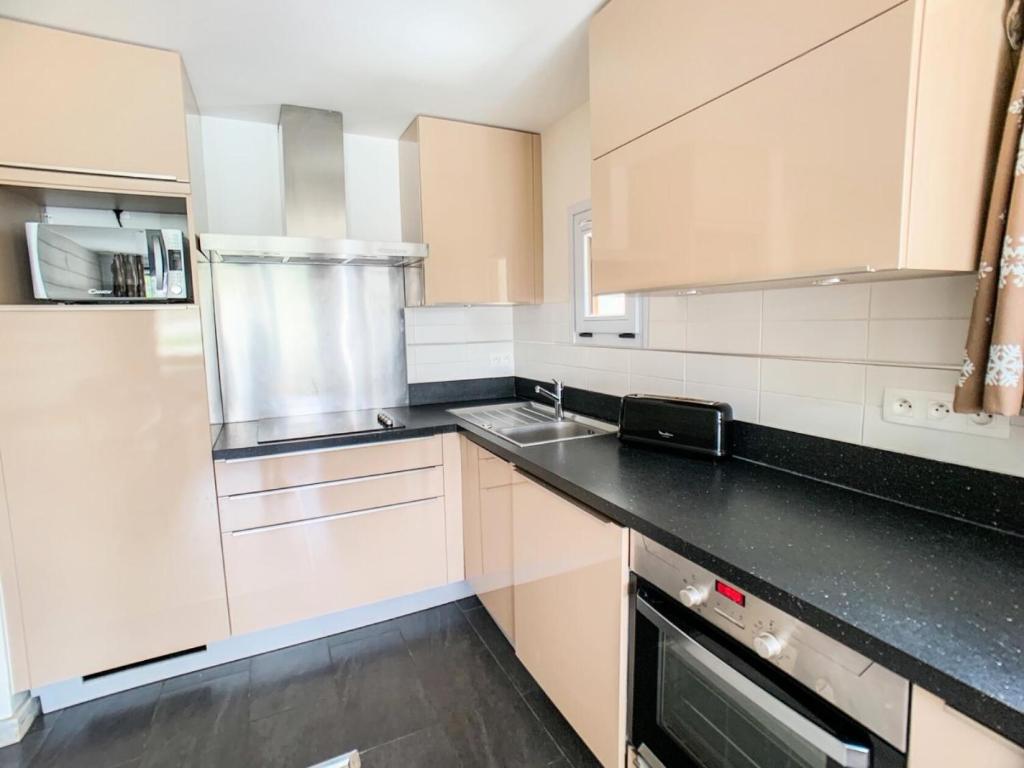 Kuchyňa alebo kuchynka v ubytovaní Résidence Tour Du Lac - Appartement rénové·Proche des pistes ·Balcon MAE-1364