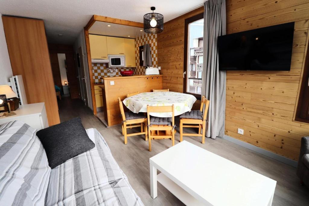 - un salon avec une table et une chambre avec un canapé dans l'établissement Résidence Soldanelles - Appartement rénové·Proche des pistes·Balcon MAE-0714, à Tignes