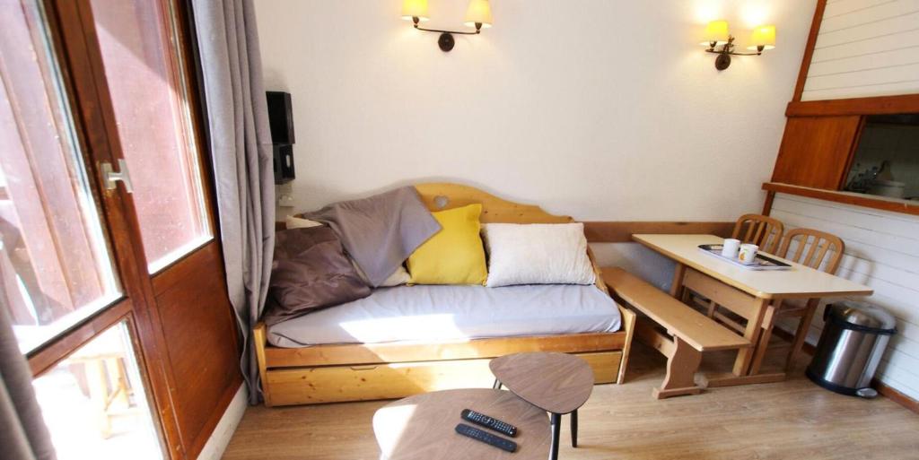 un salon avec un canapé et une table dans l'établissement Résidence Rond Point Des Pistes - studio Sud sur les pistes MAE-1994, à Tignes