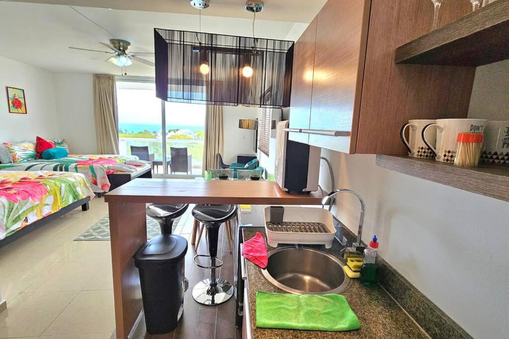 Kuchyň nebo kuchyňský kout v ubytování Stylish Beach Condo