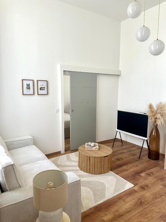 un salon avec un canapé et une table basse dans l'établissement Le Jules, à Amiens