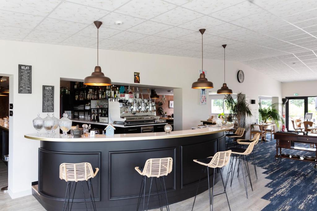 Lounge nebo bar v ubytování Artémis Hôtel & Spa Bistro Coquet