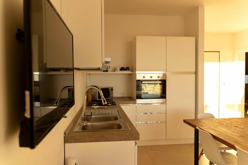 A kitchen or kitchenette at Appartamento Magnolia Deluxe