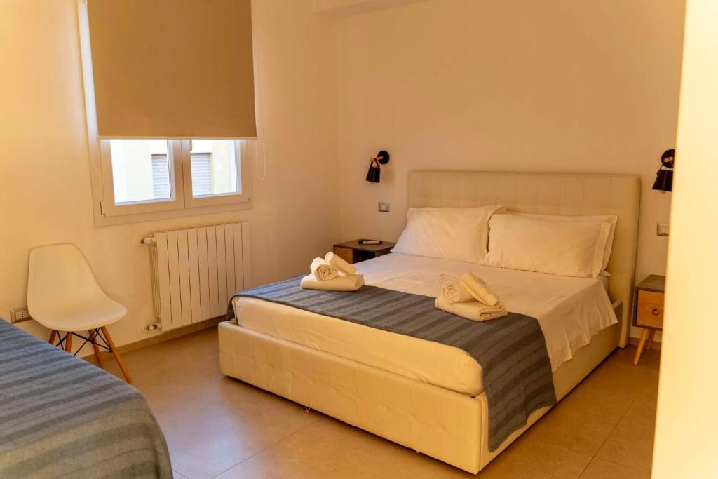 A bed or beds in a room at Appartamento Magnolia Deluxe
