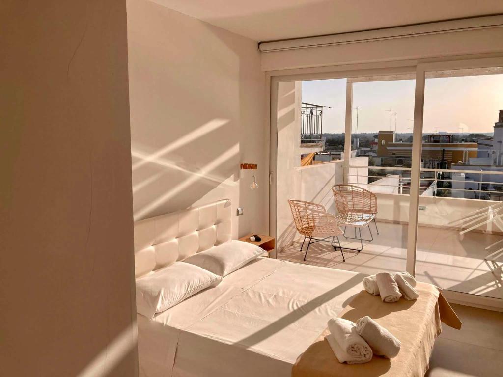 A bed or beds in a room at Appartamento Magnolia Deluxe