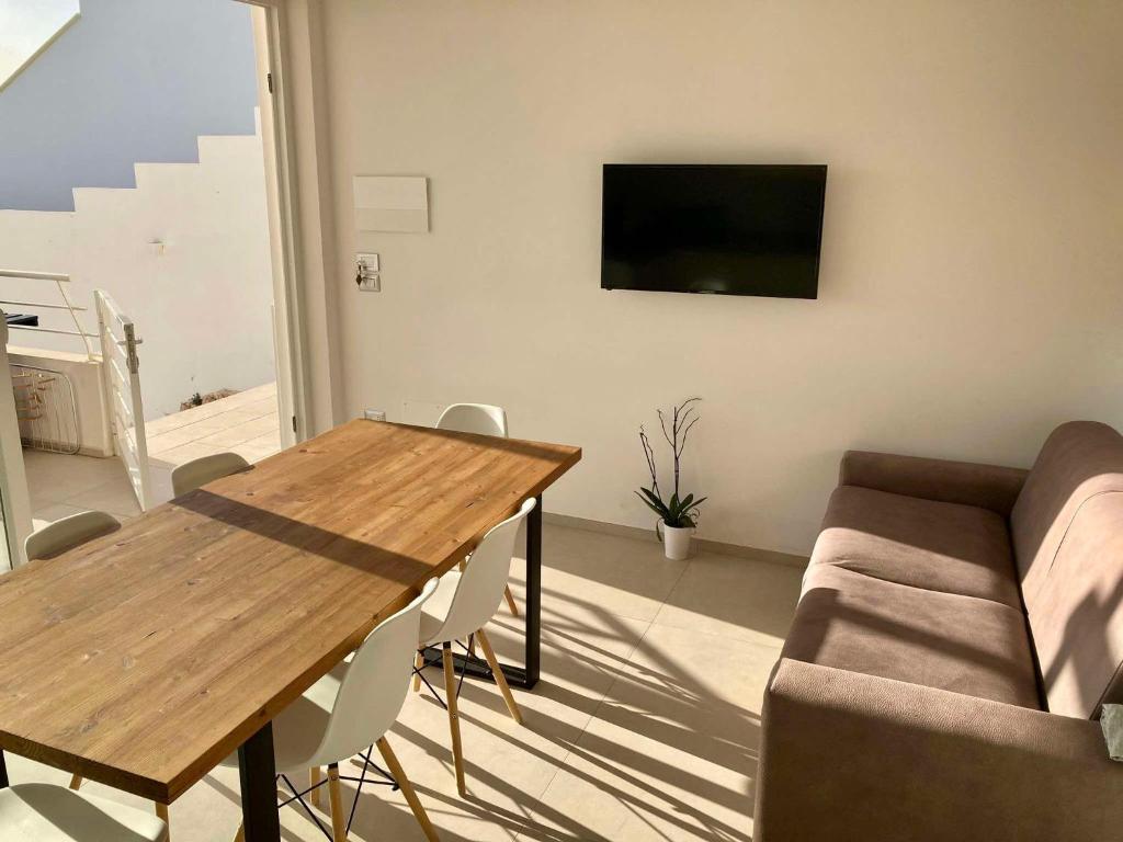A television and/or entertainment centre at Appartamento Magnolia Deluxe