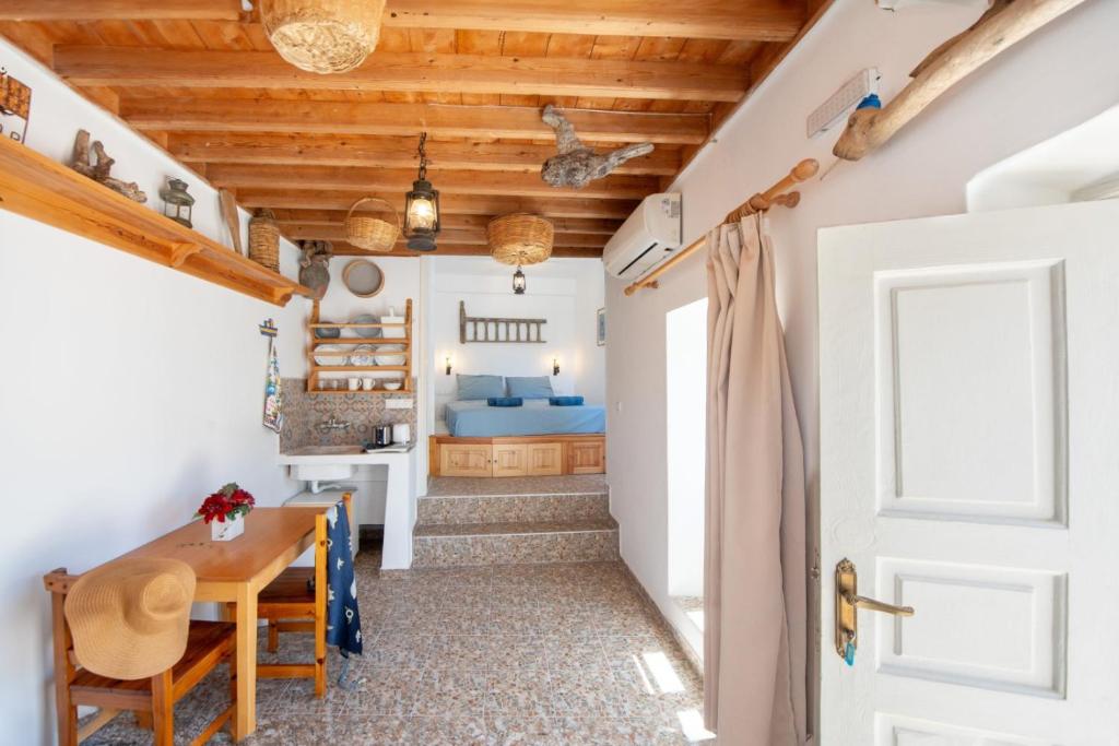 Postel nebo postele na pokoji v ubytování Lindos Marianthi Studios