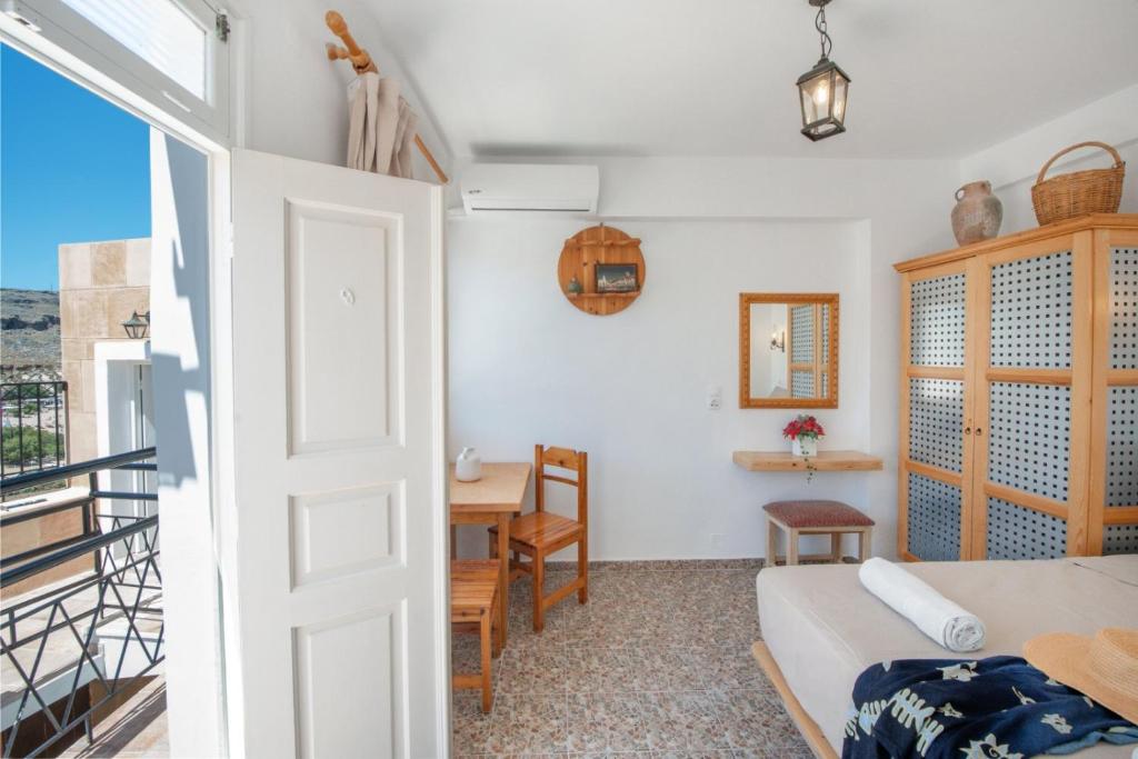 Postel nebo postele na pokoji v ubytování Lindos Marianthi Studios