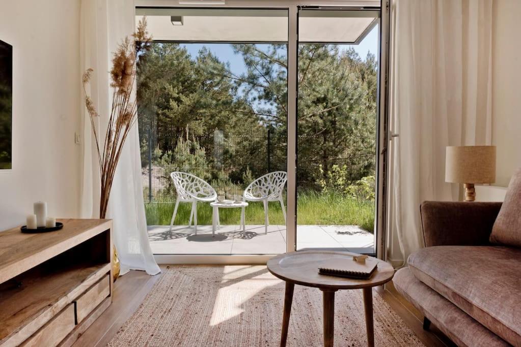 una sala de estar con un sofá y una mesa en Angel Apartment in Porto Łeba, en Łeba