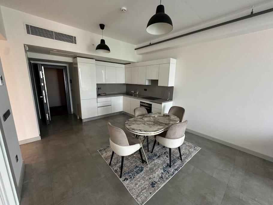 Kuchyň nebo kuchyňský kout v ubytování Enjoy luxury 46 floor apt gym spa
