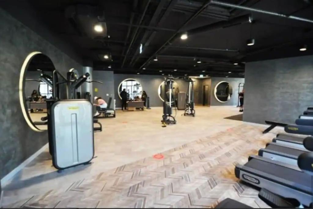 Fitness centrum a/nebo fitness zařízení v ubytování Enjoy luxury 46 floor apt gym spa