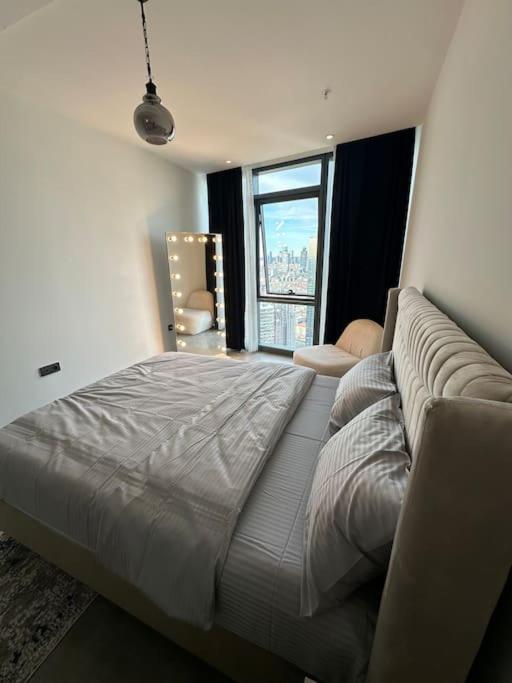Postel nebo postele na pokoji v ubytování Enjoy luxury 46 floor apt gym spa