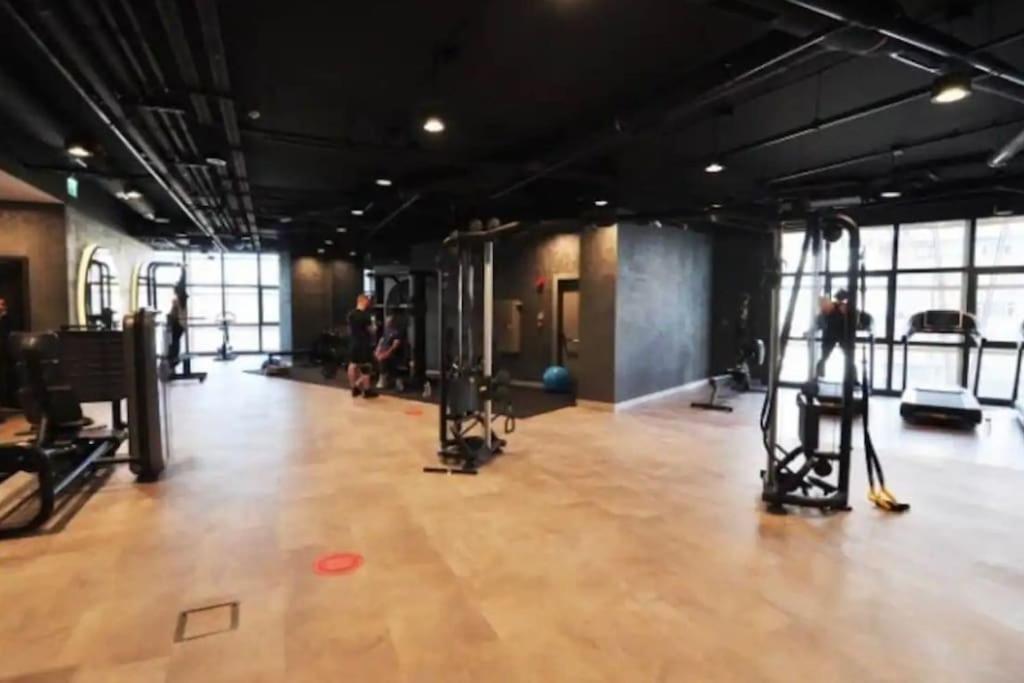 Fitness centrum a/nebo fitness zařízení v ubytování Enjoy luxury 46 floor apt gym spa