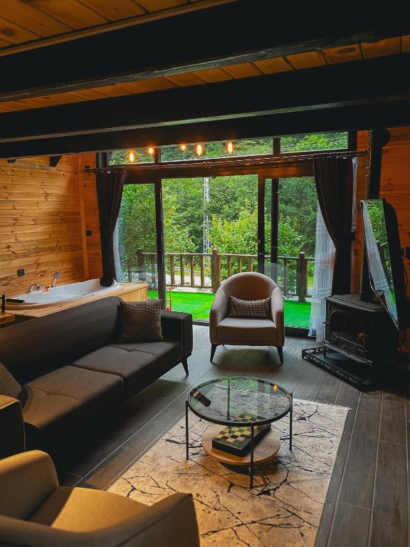 un soggiorno con un divano e un tavolo di Villa Bereska ad Ayder Yaylasi