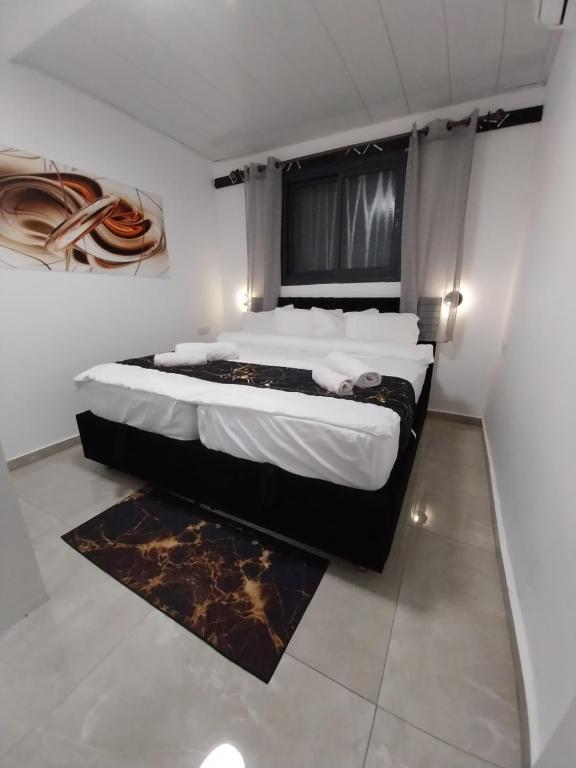 שירת דבורה בבני ברק - One-Bedroom Apartment