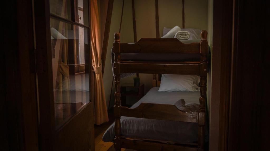 a couple of bunk beds in a room at Hotel Reina Victoria Valparaíso in Valparaíso