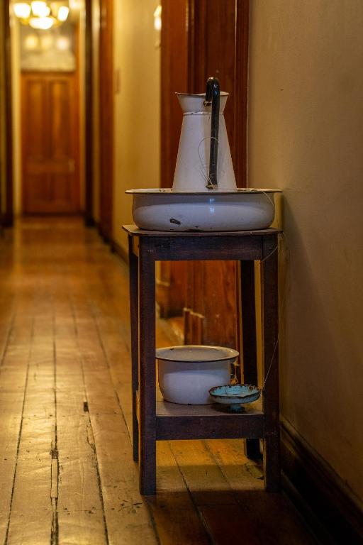 a sink sitting on top of a wooden table at Hotel Reina Victoria Valparaíso in Valparaíso