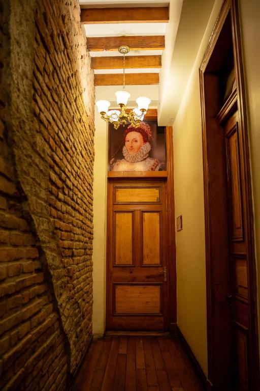 a hallway with a door with a teddy bear behind it at Hotel Reina Victoria Valparaíso in Valparaíso