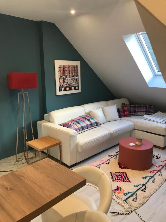 - un salon avec un canapé blanc et une lampe rouge dans l'établissement Studio dans les pins à 2 pas de la plage, au Pouliguen