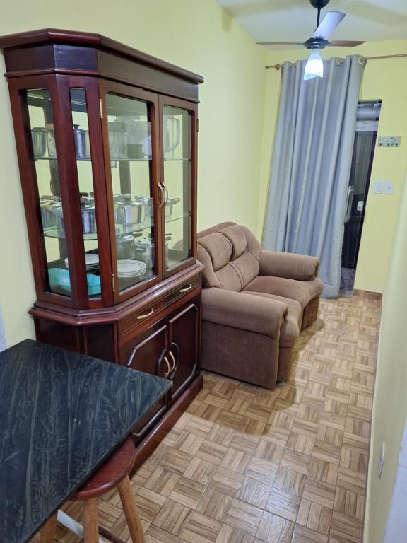 アラルアマにあるQuitinetes toda mobiliada em Araruamaのリビングルーム(キャビネット、ソファ付)