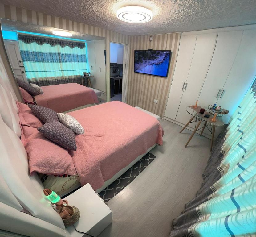 En eller flere senge i et værelse på Gold House Oro