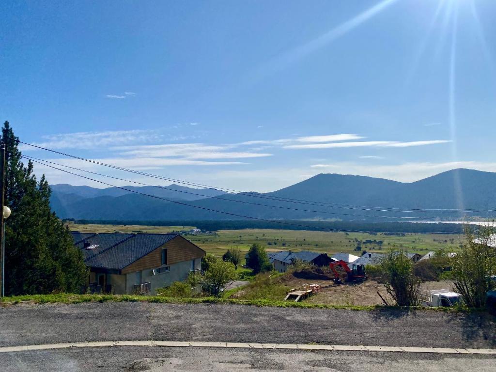 - une vue sur une ferme avec des montagnes en arrière-plan dans l'établissement Studio cabine 20m², 4 pers, proche commerces, balcon, parking - FR-1-758-32, aux Angles