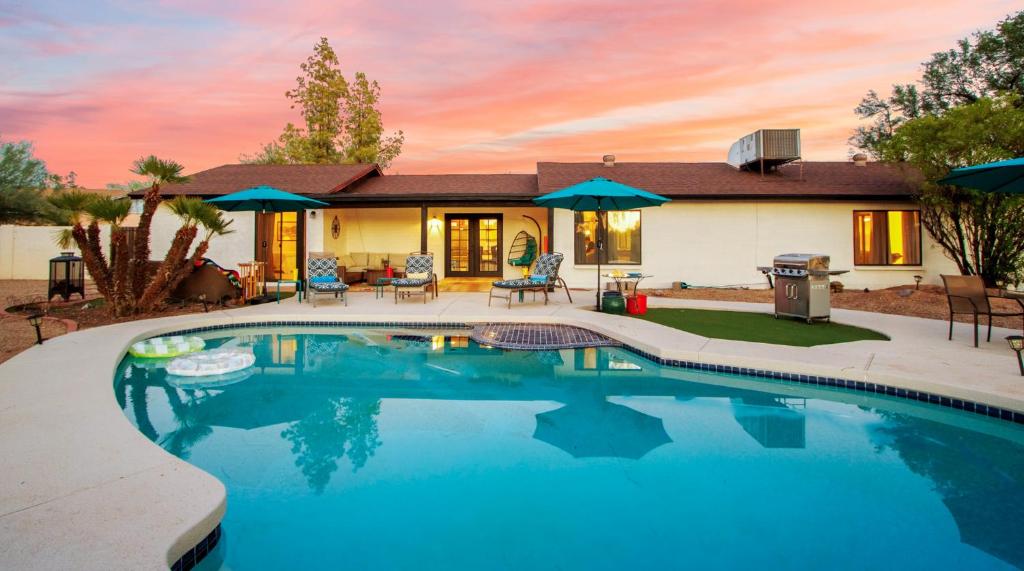 Πισίνα στο ή κοντά στο Spacious Scottsdale Villa with Pool, Golf, Game Room, and Two Master Suites
