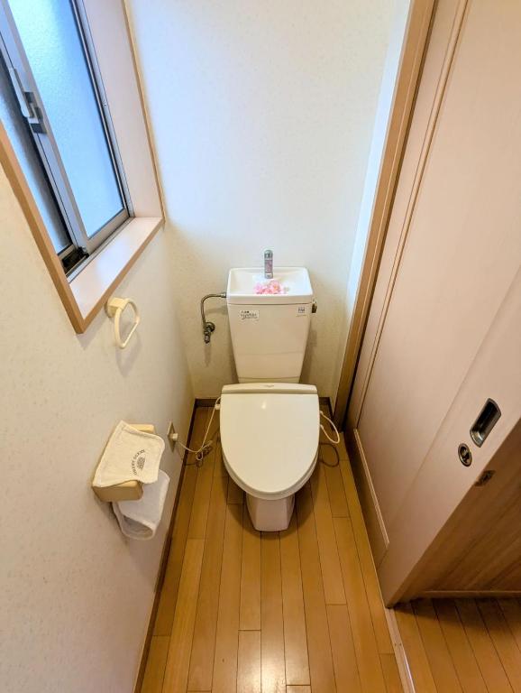Koupelna v ubytování Tatami House 3minutes from Keisei Usui Station 30minutes from Narita Airport 58minutes from Asakusa 49 minutes from Oshiage 65minutes from Ginza