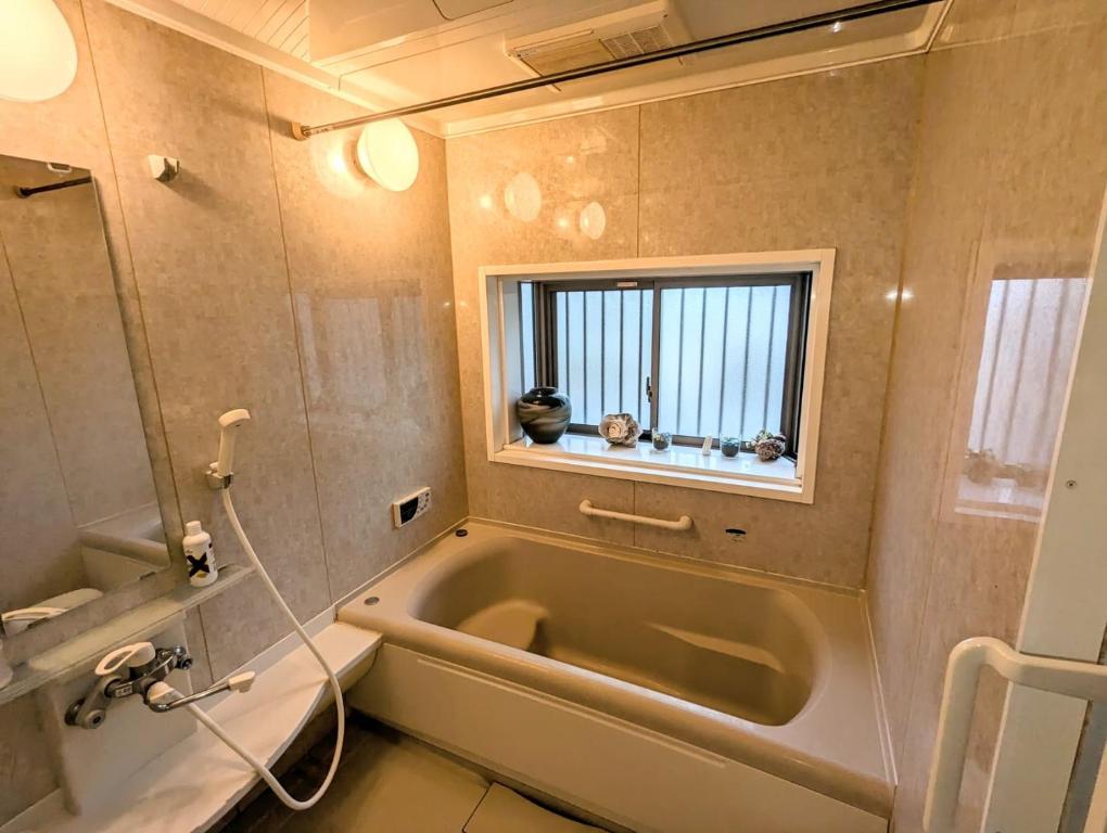 Koupelna v ubytování Tatami House 3minutes from Keisei Usui Station 30minutes from Narita Airport 58minutes from Asakusa 49 minutes from Oshiage 65minutes from Ginza