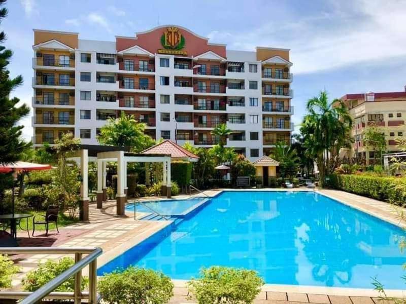 Πισίνα στο ή κοντά στο Kelsey's Homestay at Magallanes Residences Condominium