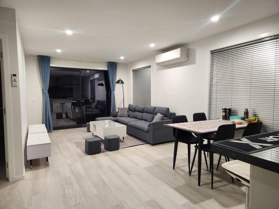 New Modern Townhouse Near Town& Beach - Resim 1