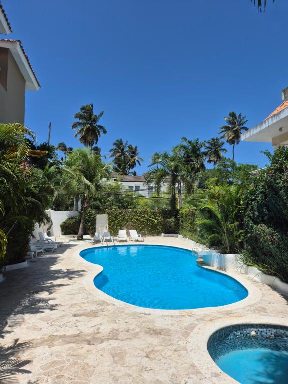 a swimming pool in the middle of a resort at bello PH cerca de la playa in Punta Cana