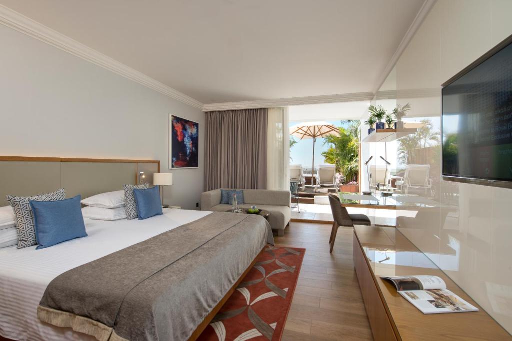 TV a/nebo společenská místnost v ubytování Royal Beach Eilat by Isrotel Exclusive