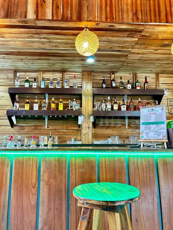 Lounge nebo bar v ubytování Islanders Hostel Port Barton