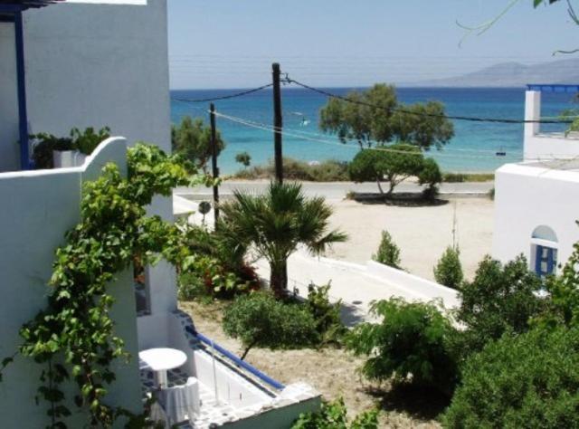 vista su una spiaggia alberata e su un edificio di Plaza Studios ad Agia Anna Naxos