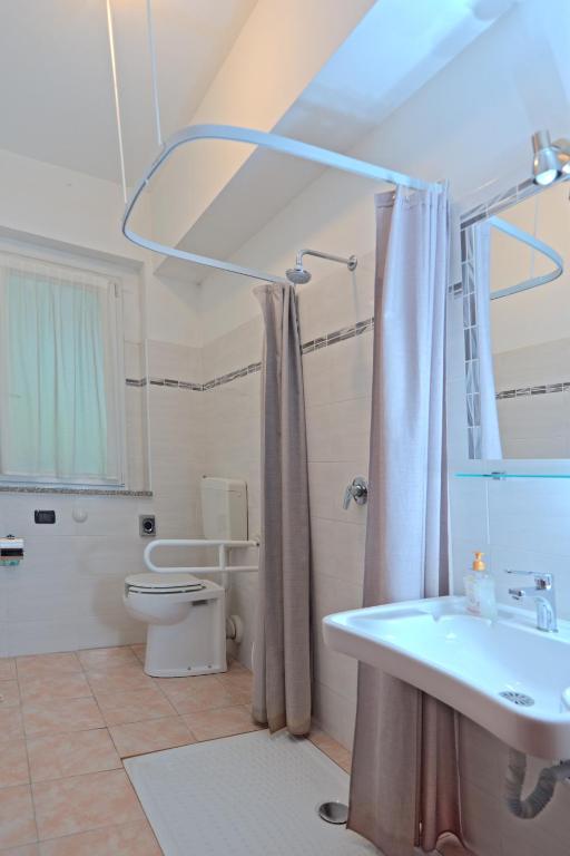 łazienka z umywalką i toaletą w obiekcie Hotel Pone w mieście Sesto San Giovanni