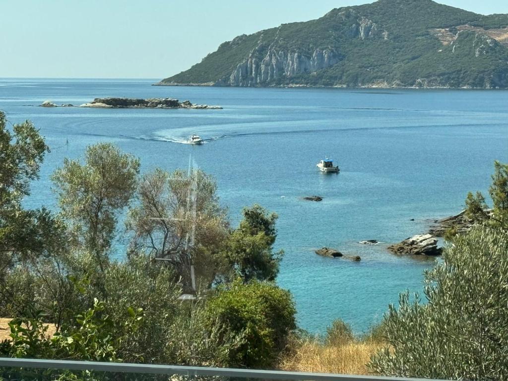 Una vista de un cuerpo de agua con barcos en él. en Acra Melia, en Palaión Tsiflíkion