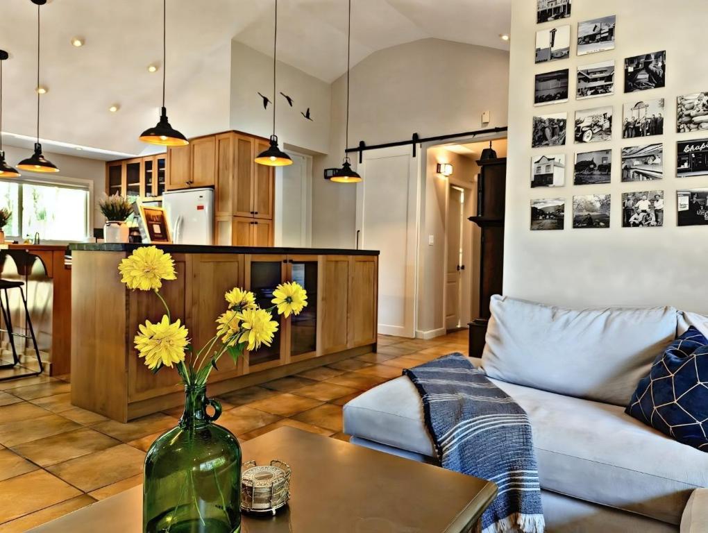 Posezení v ubytování Serene Waterfront Escape with Pool, Hot Tub & Breathtaking Views - Pet Friendly
