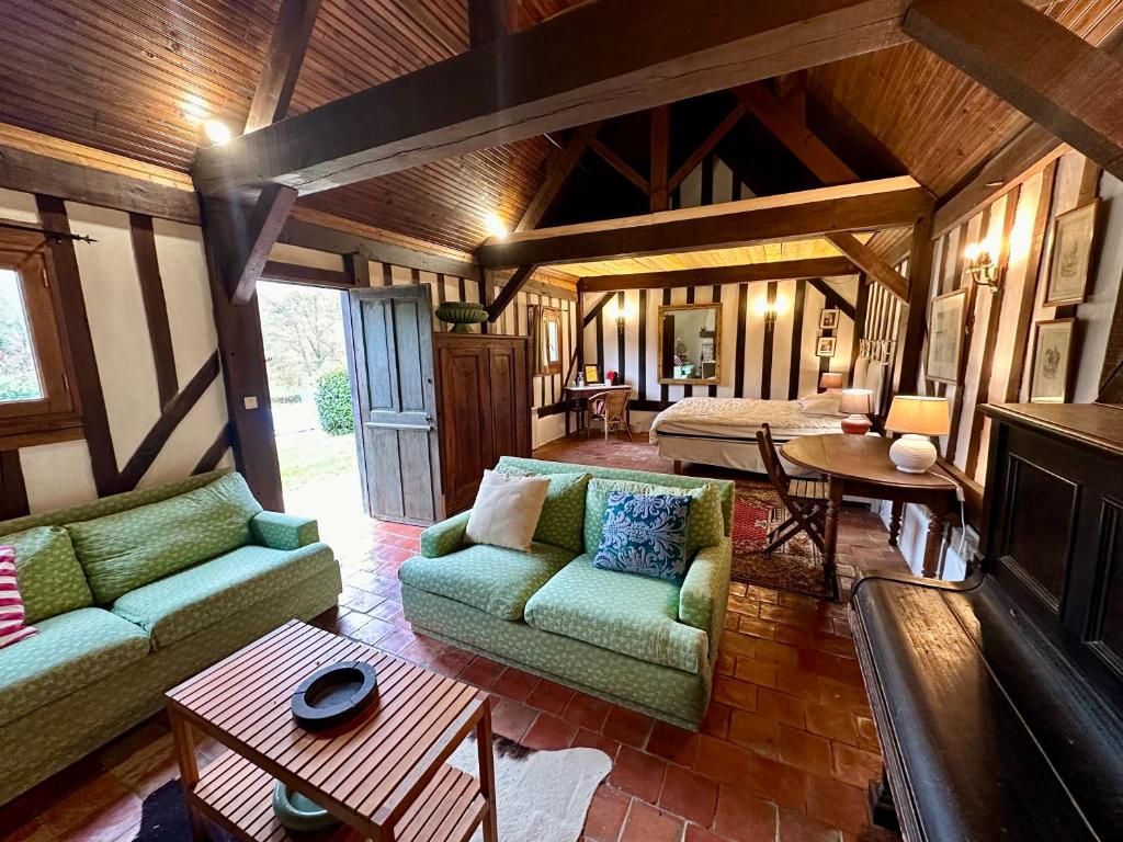 un salon avec deux canapés et une table dans l'établissement La Soulterie, à Crouttes