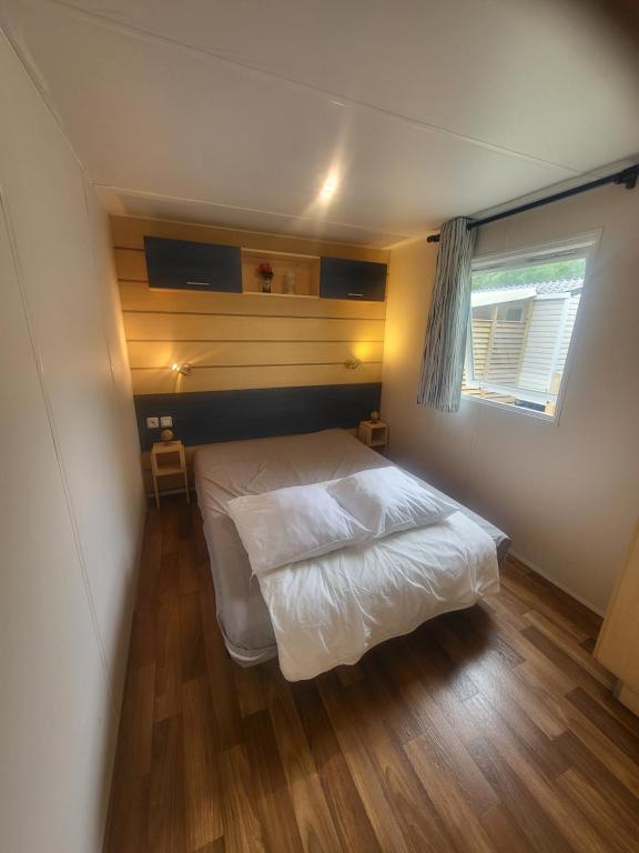 Postel nebo postele na pokoji v ubytování "Les pieds dans l'Orne" - Mobil home 5 personnes