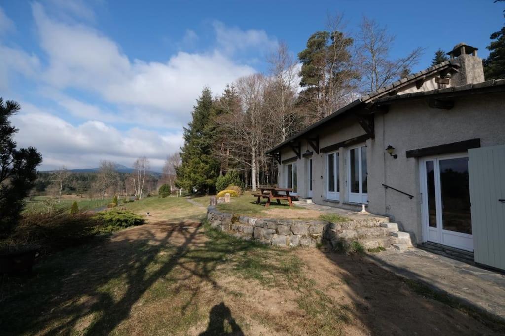 - un bâtiment avec une table de pique-nique devant dans l'établissement Gite la Petite Ruche, à Mazet-Saint-Voy