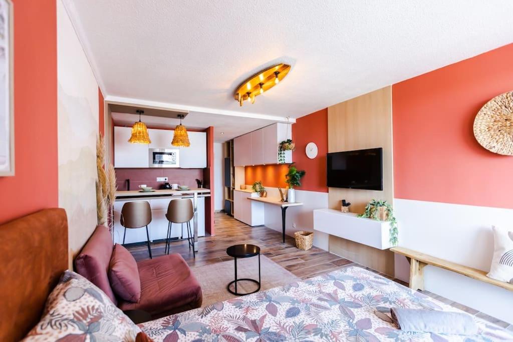 un salon avec un lit et une cuisine dans l'établissement California - Clim Parking, à Nîmes