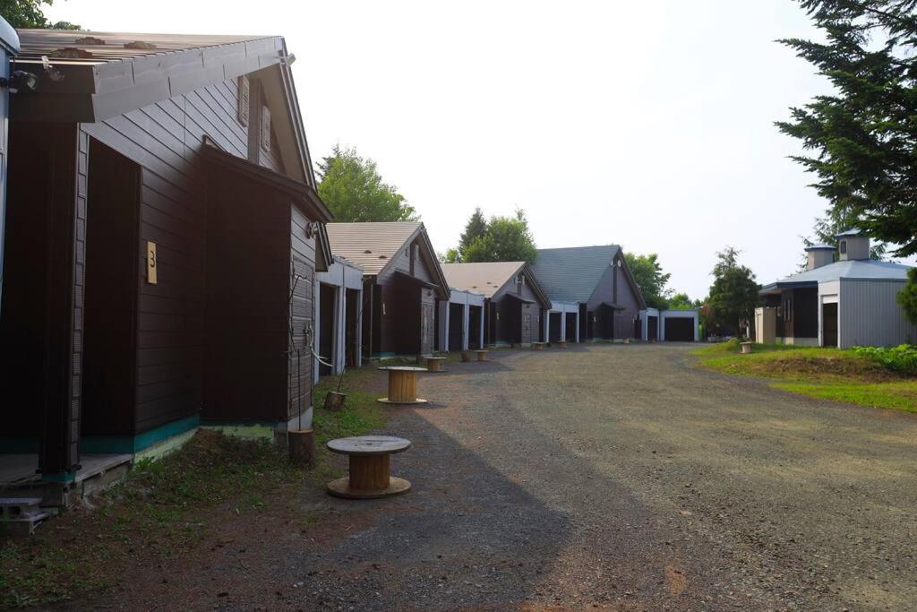 a row of houses parked next to a street at Starry Sky Cottage 17 in Bihoro