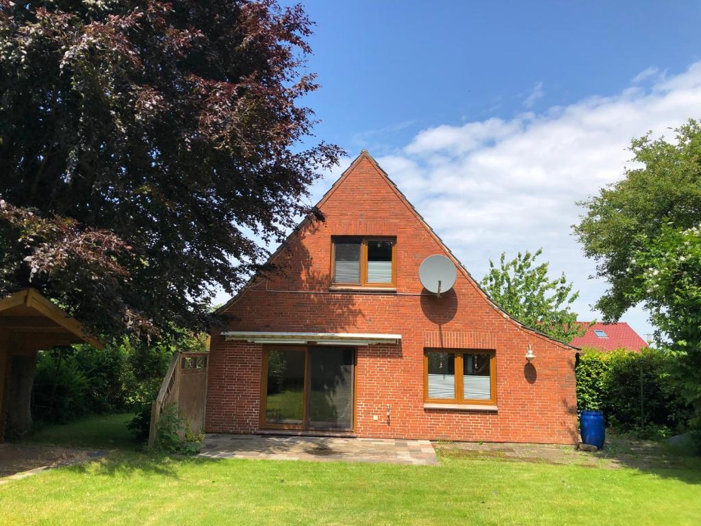 a red brick house with a gambrel roof at Meldorf-Ferienhaus in Meldorf